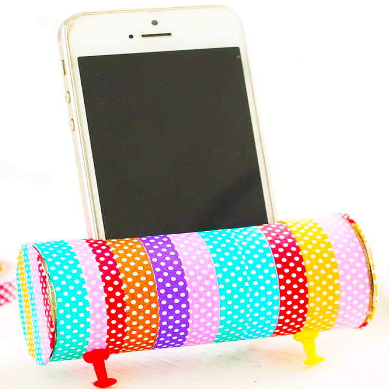 How to make a stand for smartphone with a toilet paper roll ?